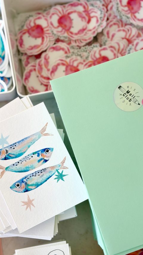 Handgemalte Fischkarten und Sticker aus dem Mail Club