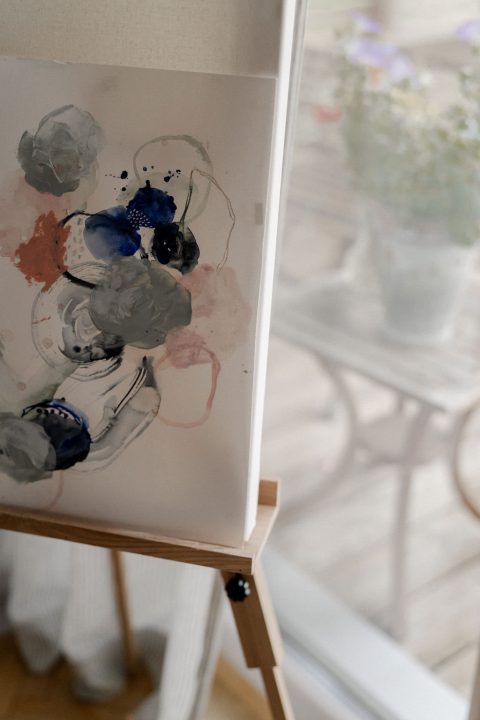 Ingrid Hesselbach beim Malen im Atelier